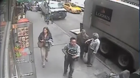 A New York, cet homme vole un seau plein d'or en toute décontraction