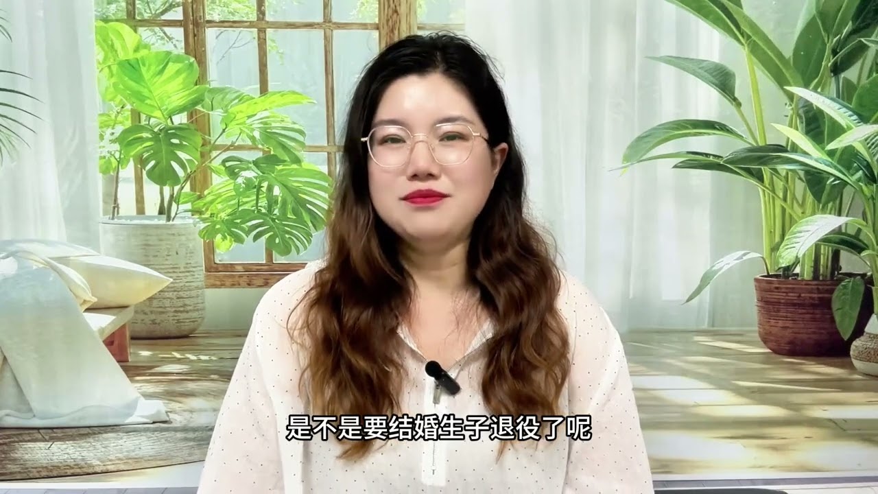 怀孕退役？李梦现身，宽松无袖上衣抢镜，谁注意她的小腹