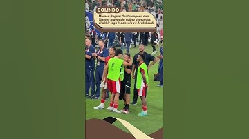 Ragnar Oratmangoen memeluk pemain Timnas untuk saling semangati usai kalah dari Arab Saudi #timnas