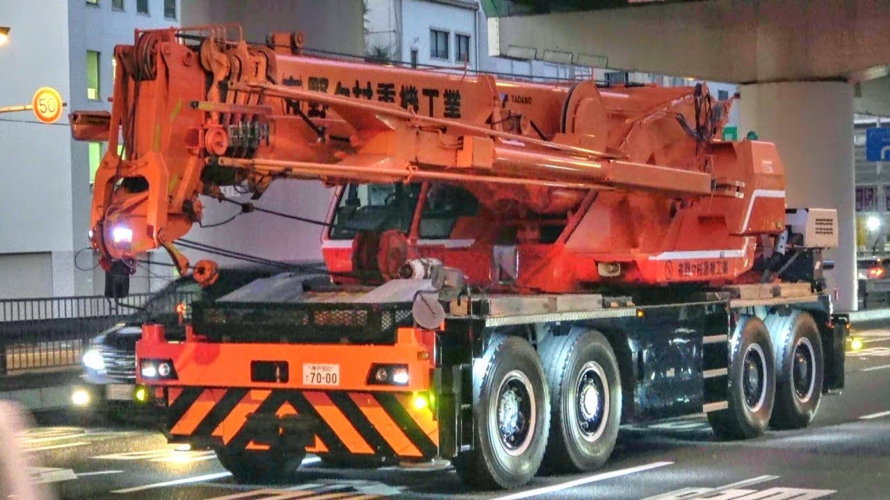 Rough terrain cranes moving on the road 4/移動中のラフタークレーン