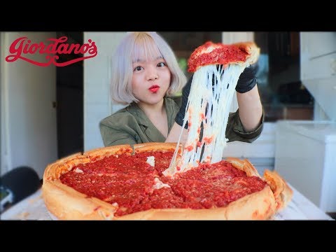 CHEESIEST CHICAGO DEEP DISH PIZZA (my first time!) MUKBANG | JULIE 시카고 피자 먹방
