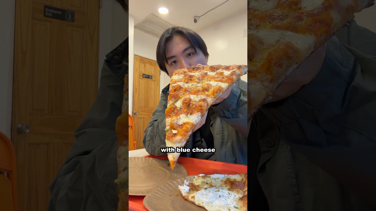 Trying First Pizza I Saw in NYC 🍕🤤