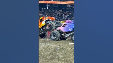 El Toro Loco vs Sparkle Smash #MonsterJam #ElToroLoco #SparkleSmash #OaklandArena #MonsterTruck