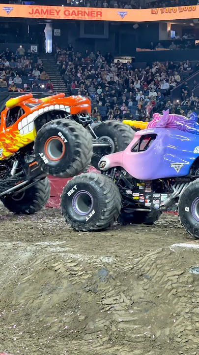 El Toro Loco vs Sparkle Smash #MonsterJam #ElToroLoco #SparkleSmash #OaklandArena #MonsterTruck