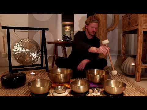 10 min Meditation with Peter Hess singing bowls