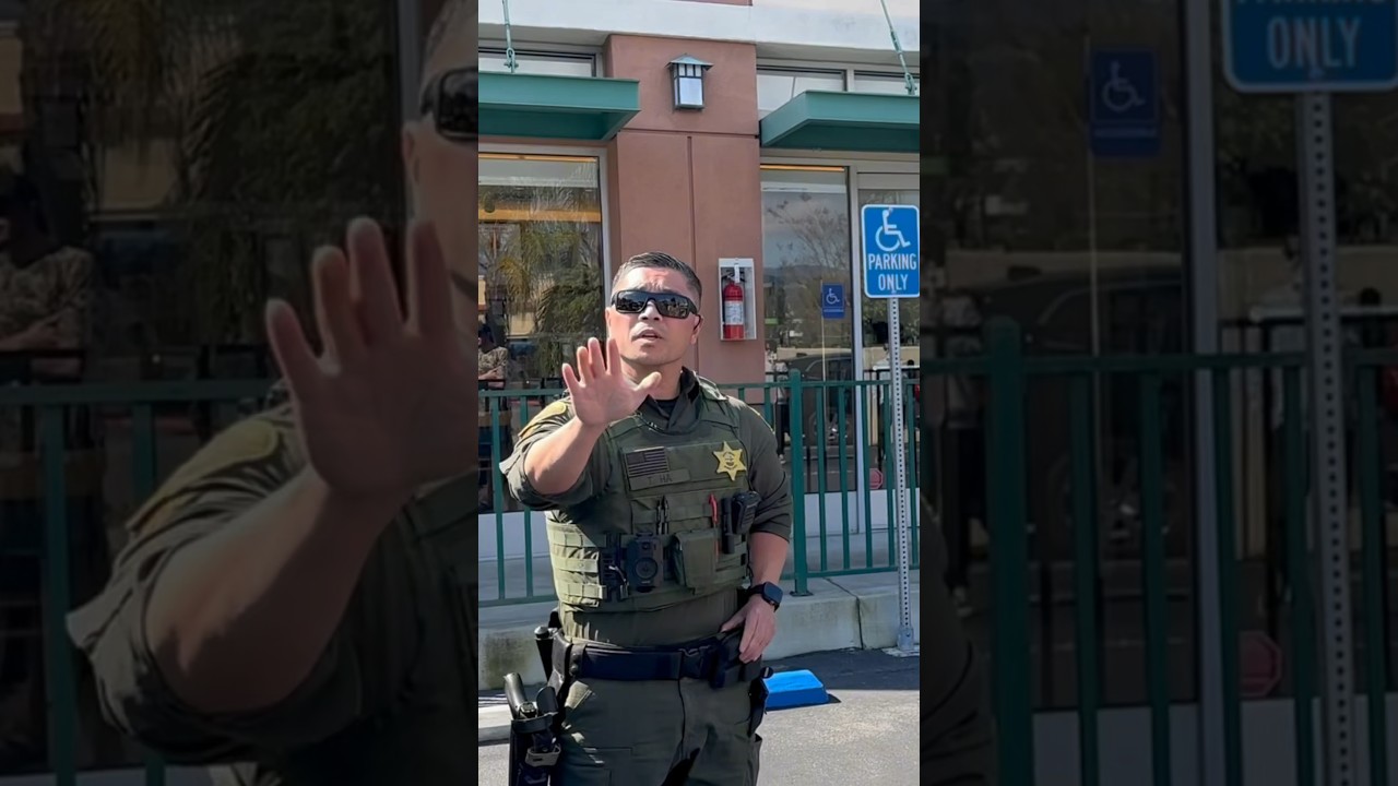 ВЗРЫВНАЯ СТОЛКНОВЕНИЕ: Мужчина с камерой сталкивается с угрозой со стороны неуравновешенного чело...