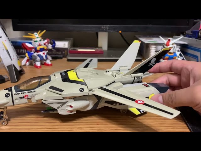 Bandai 2002 Reissue 1/55 Macross VF-1S Valkyrie Roy Focker Custom Review class=