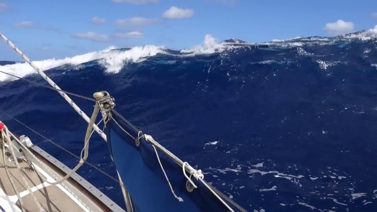 CAPTAINS TRAPPED IN TERRIBLE STORM WITH IMPRESSIVE WAVES  | BOAT ZONE