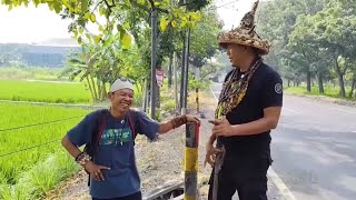 Pemuda Jalan Kaki Pakaian Aneh Seperti Seorang Kaisar Dicegat Dan Bahagia Saat Ngobrol Bareng 