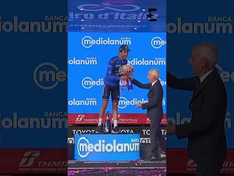 Thibault Pinot célèbre sa 5e place du Giro et sa récompense de meilleur grimpeur ! #shorts #cycling
