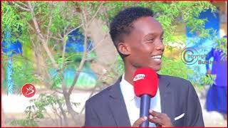 Fanaanka Farxaan Qaboojiye Ayaa Hees U Qaaday Ardayda Isagoo Sii Galaya Imitaxaankii Shaahdiga Aha