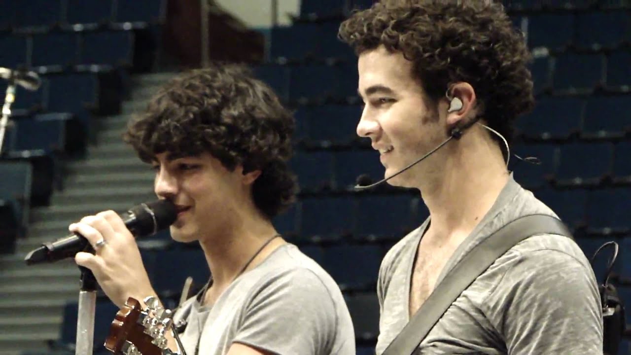 jonas-brothers-video-girl-livetures