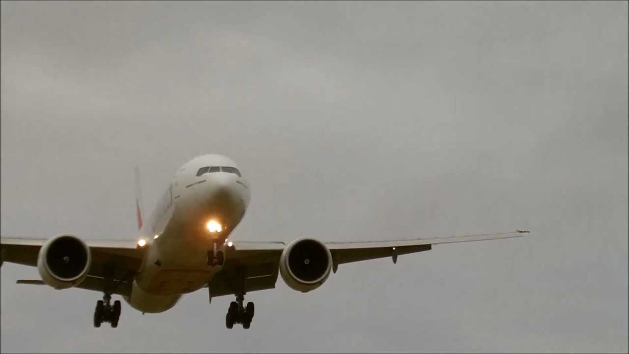 Emirates Boeing 777 crosswind landing at Dublin Airport