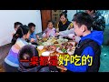 伯母請客吃飯，看看都有什麼，一桌都是好吃的 | Auntie invited to dinner, look what is there, a table is delicious