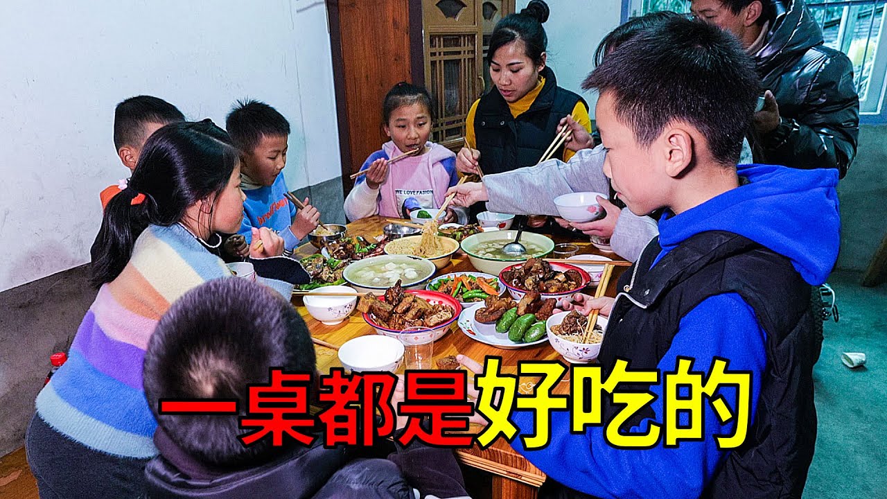 伯母請客吃飯，看看都有什麼，一桌都是好吃的 | Auntie invited to dinner, look what is there, a table is delicious