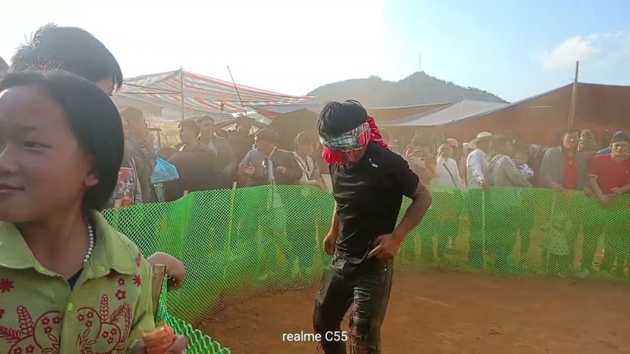 Bắt vịt tại chợ phiên xã Phiêng Cằm 