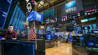 TT Trump có vẽ buồn tai cuộc họp báo tại TX