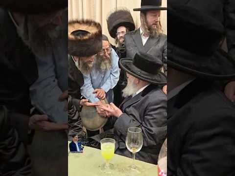 כ"ק אדמו"ר מפינסק קרלין בשיחה חמימה עם איש חברון ברוך מרזל בשמחה שנערכה אמש בירושלים.