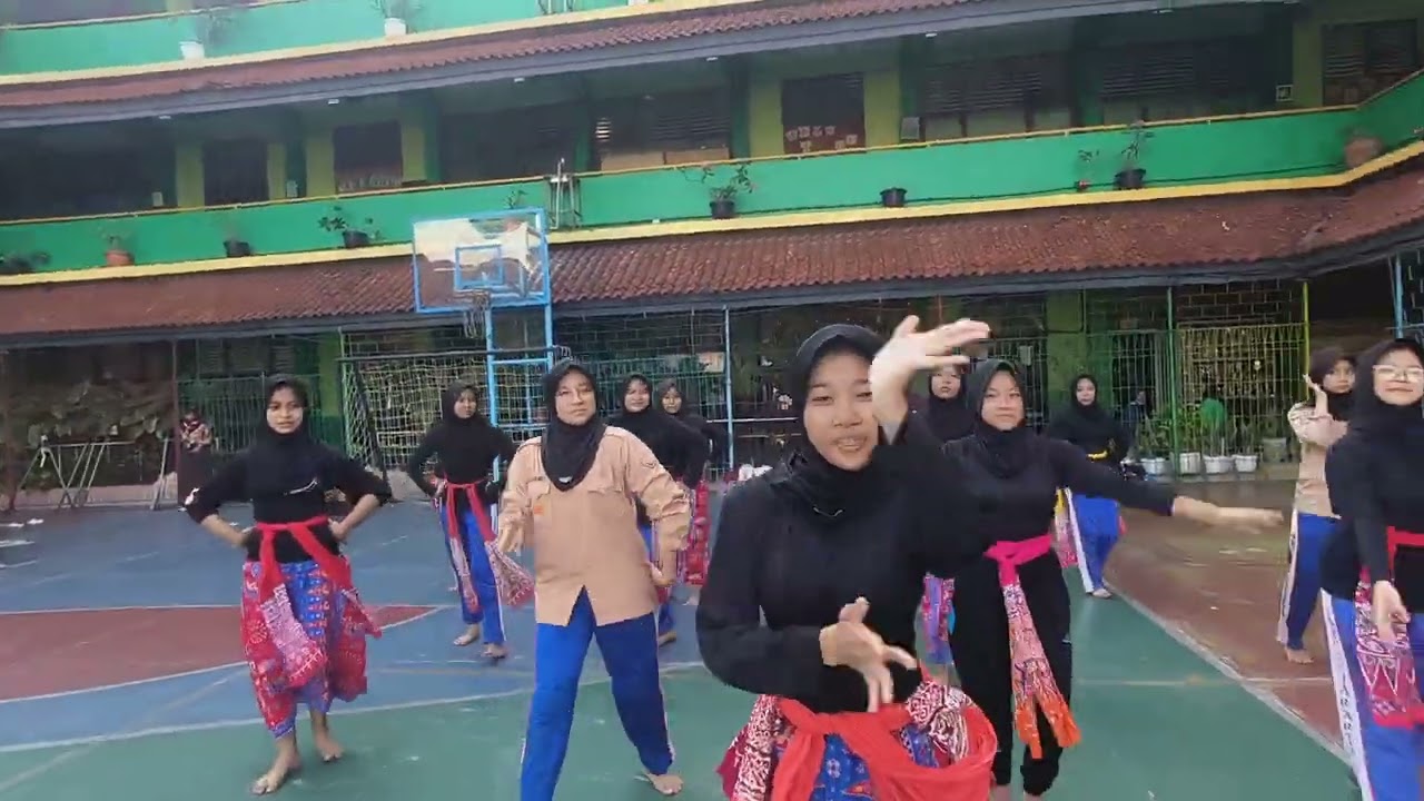 Latihan tari kembang molek