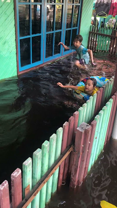naufal abizar dan teman2 lagi main air banjir Guys rumah kami kebanjiran 😱😱‼️⁉️