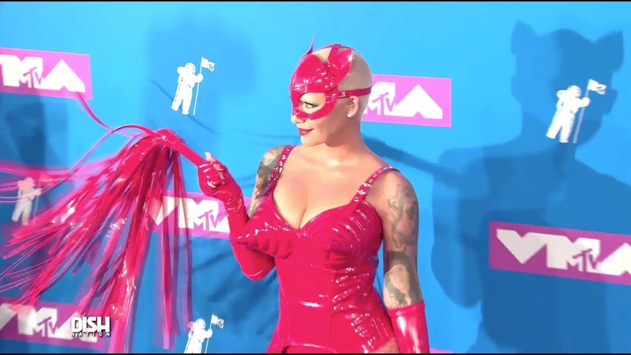amber rose red carpet dress Amber Rose at the VMAs: Chainmail, a thong, lots of skin and a smile