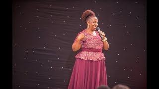 CHEKA TU. Mzalendo Edition. Mama Mawigi kwenye stage.