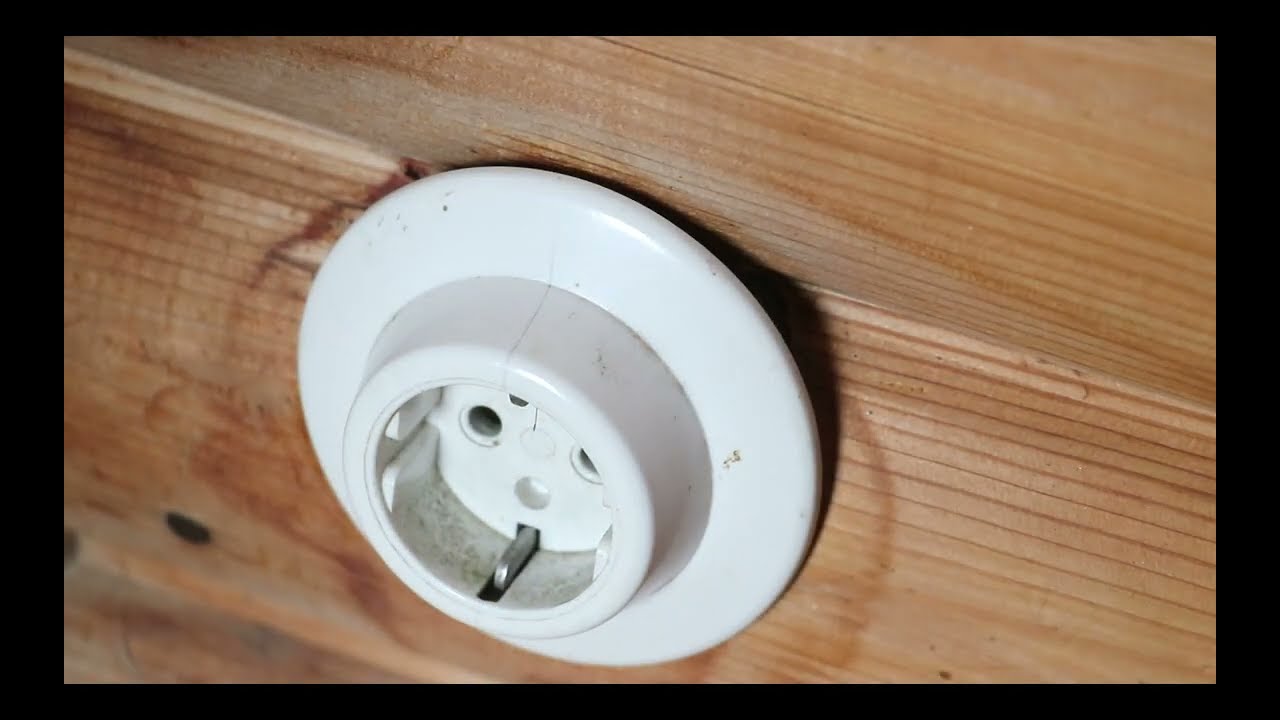 Nollattu vanha pistorasia - maadoitusta ei ole vedetty erikseen