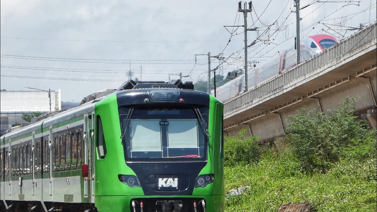 Moment Ter Langka Feeder dan Kereta Cepat Dalam Satu Frame.