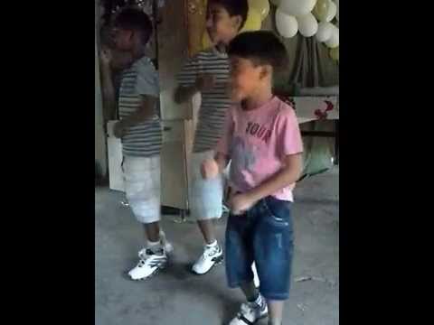 Muito engraçado esses meninos dançando kkkk :)