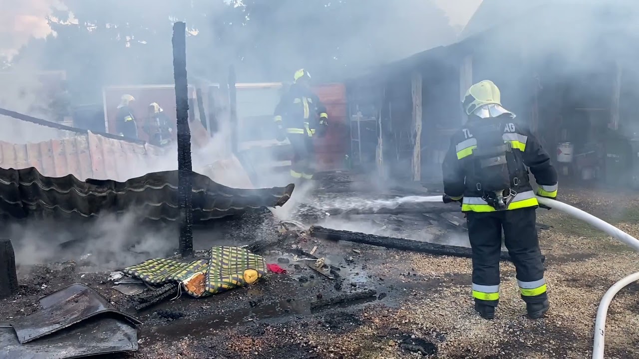 Több gázpalackot kihoztak a tűzoltók a melléképületből Sorkifaludon