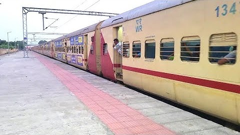09521 RAJKOT-VERAVAL SPECIAL ENTERING BHAKTINAGAR RAILWAY STATION