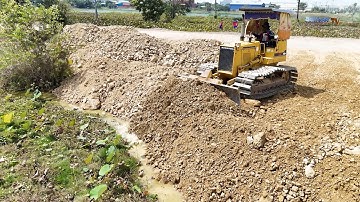Wow! NICELY Landfill Task Using By Skill KOMATSU Bulldozer Push Soils With Dump Trucks Transported