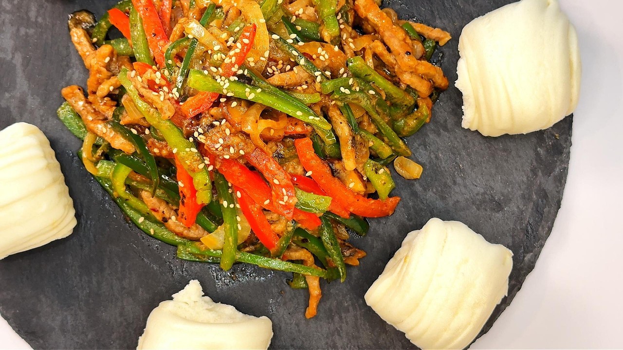 The Best Crunchy Beef & Pepper Stir-fry with Flower Buns