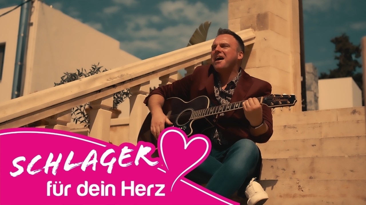 Jetzt downloaden: 
https://umg.lnk.to/Papa_

Mit seiner neuen Single „Papa“ veröffentlicht René Ulbrich einen der wohl bewegendsten Titel seiner bisherigen Laufbahn.

Der Song erzählt die Geschichte einer Vater-Tochter-Beziehung nach einer Trennung – aus der Perspektive eines Vaters, der sein Kind nicht jeden Tag begleiten kann, aber jede gemeinsame Minute bewusst erlebt. 

Zwischen Vorfreude auf das Wiedersehen, gemeinsamen Erlebnissen und dem schmerzhaften Abschied entsteht ein musikalisches Bild, das viele Familien aus eigener Erfahrung kennen.

„Papa“ verzichtet auf große Dramatik und setzt stattdessen auf Ehrlichkeit und Authentizität. Zeilen wie „Sehen wir uns Papa – in vierzehn Tagen“ oder „Schade, dass Du nicht mehr bei uns zu Hause bist“ beschreiben Situationen, die für viele Trennungseltern und ihre Kinder zum Alltag gehören.

Musikalisch verbindet René Ulbrich seine unverwechselbare Stimme mit einer emotionalen, zeitgemäßen Produktion und schafft damit einen Song, der weit über den klassischen Schlager hinausgeht. „Papa“ ist eine Hommage an die besondere Verbindung zwischen Vätern und ihren Kindern – auch dann, wenn das gemeinsame Leben nicht mehr unter einem Dach stattfindet.

Mit über zwei Jahrzehnten Bühnenerfahrung, nennenswerten TV-Auftritten sowie Chartplatzierungen gehört René Ulbrich zu den etablierten Künstlern der deutschsprachigen Musikszene. Als Sänger, Musiker und Songwriter schreibt er alle seine Titel selbst und verarbeitet dabei immer wieder echte Lebensthemen.

„Papa“ ist eines davon.