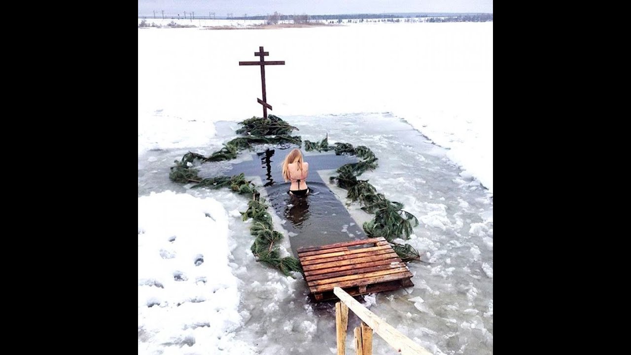 Женщина на крещение утонула в проруби видео. Трагедия на крещение в Ленинградской области в 2022. Девушка прыгнула в прорубь. Женщина утонула в проруби на крещение. Тело утонувшей в проруби на крещение.