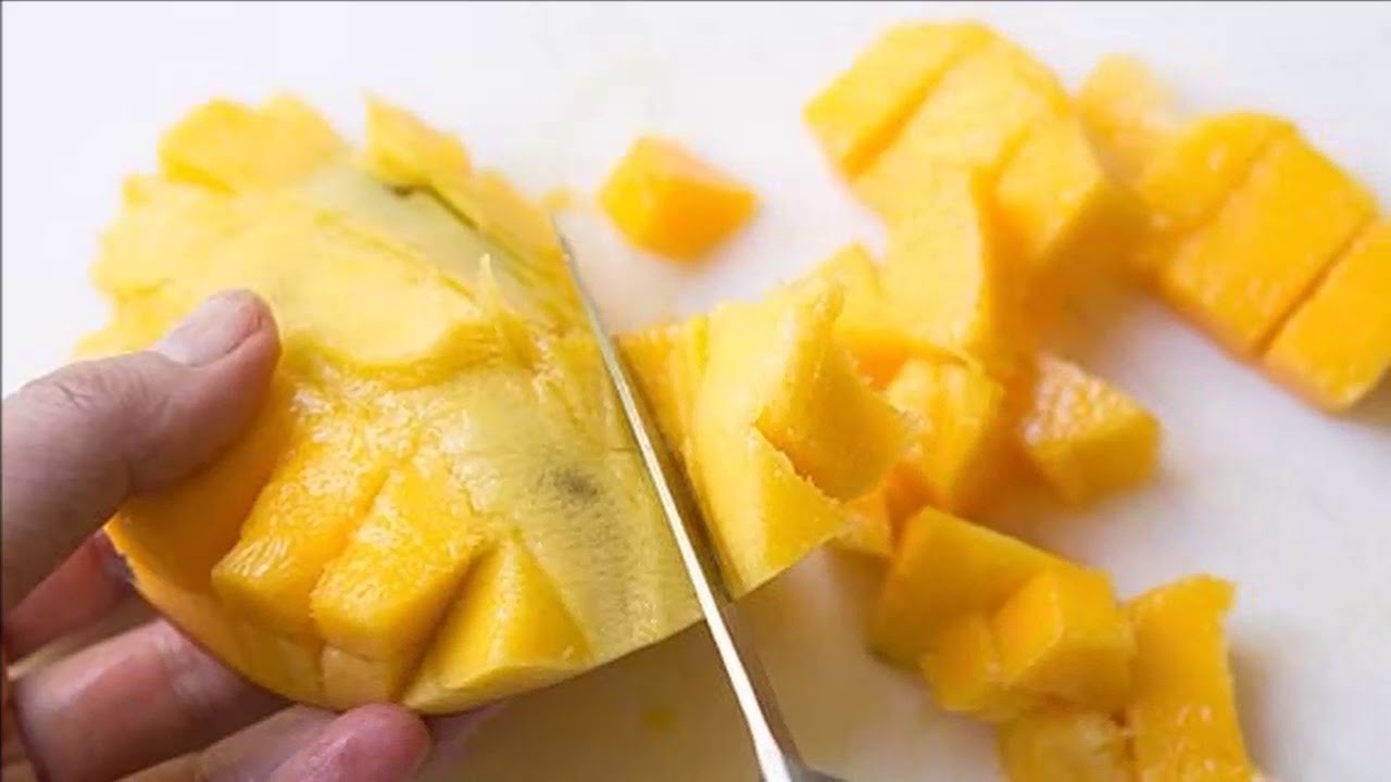 Как правильно разделать манго. Разделать манго. Манго разрезанное. Красиво порезать манго. Правильная нарезка манго.