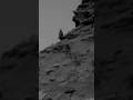 Словно силуэт на Марсе наблюдает за марсоходом Curiosity