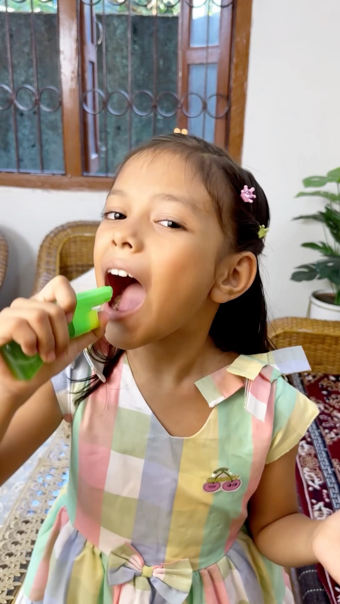 Mummy Candy Ko Gun Samaj Bethi