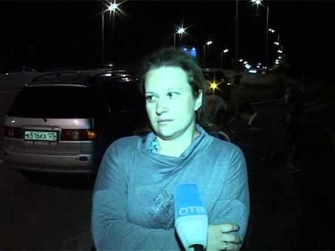 Из-за огромной ямы на дороге автомобиль остался без колес