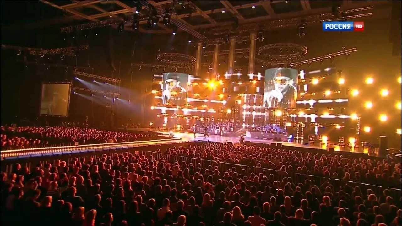 Песня года в лондоне. Мьюз на олимпиаде в лондоне. Шура холодная луна клип. Лепс лондон. Шура песня про новый год.