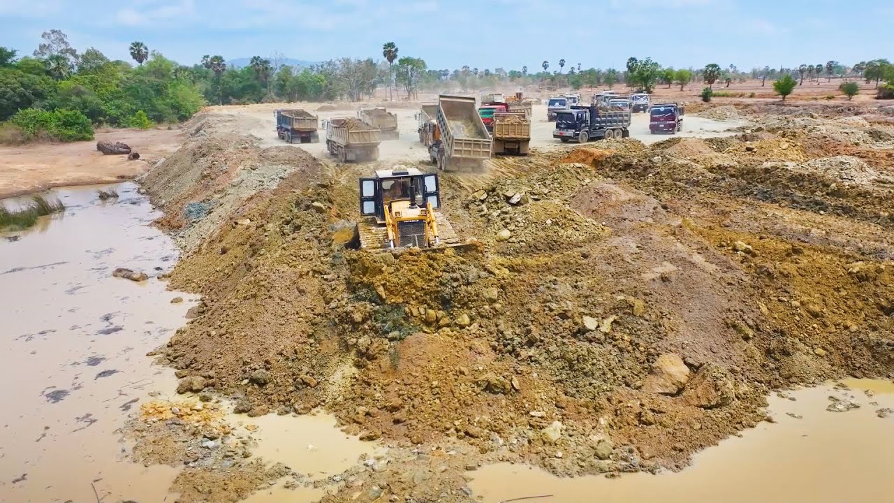 Shocking! SHACMAN Transporting Rocks and Soil with KOMATSU D60P - YouTube