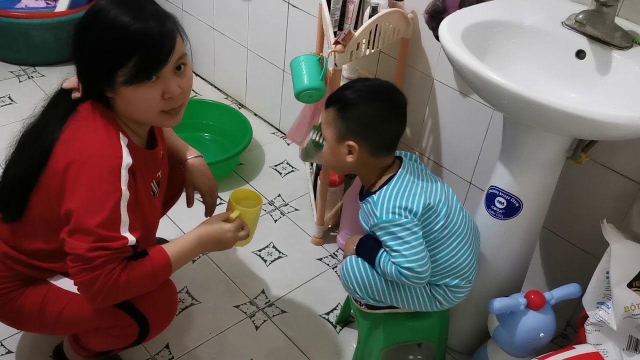 Jin tập đánh răng - YouTube