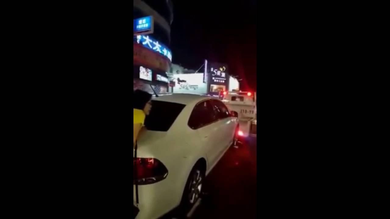 Taiwanese Car Towed as Woman Refuses to Let Go - YouTube