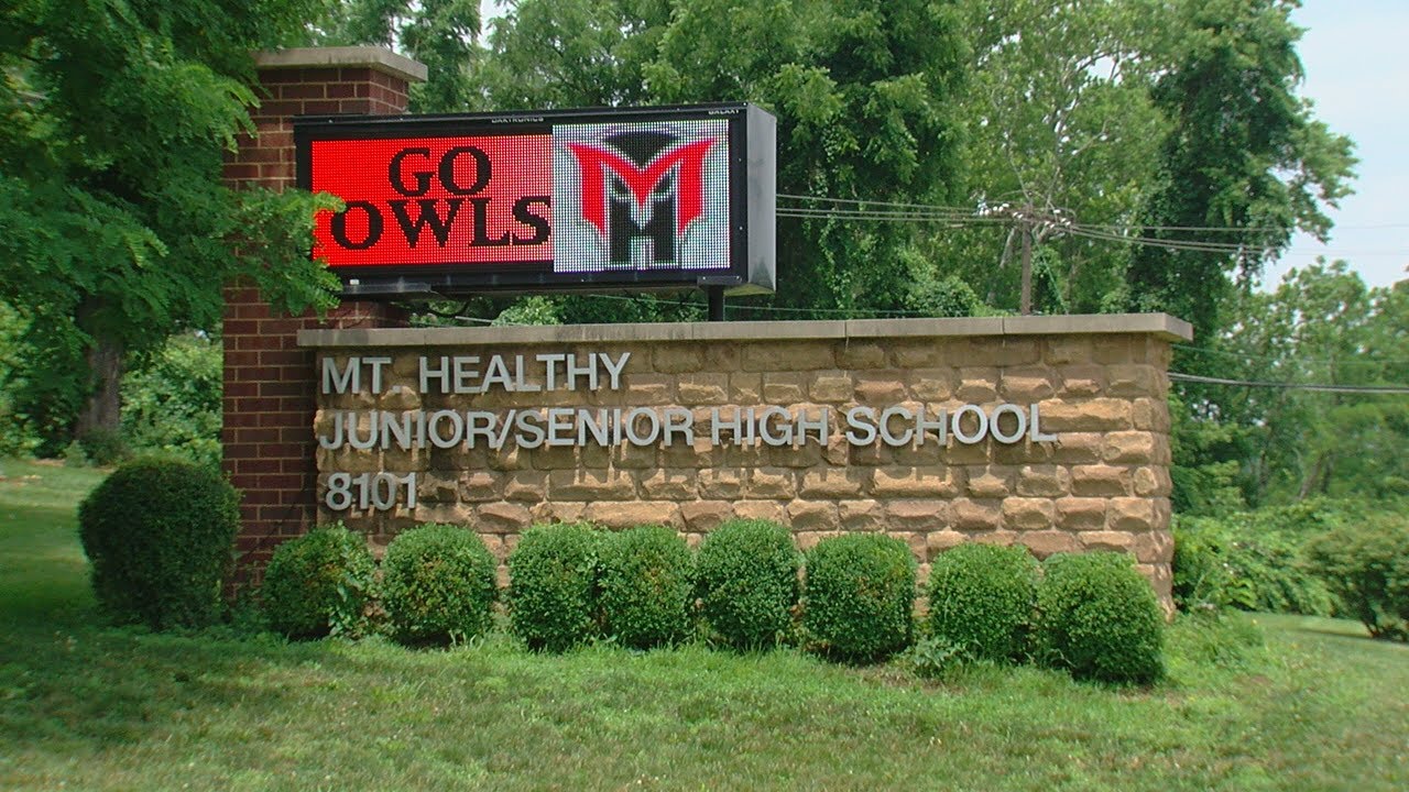 Both Students And Parents Get Into Fights At Mt Healthy High School