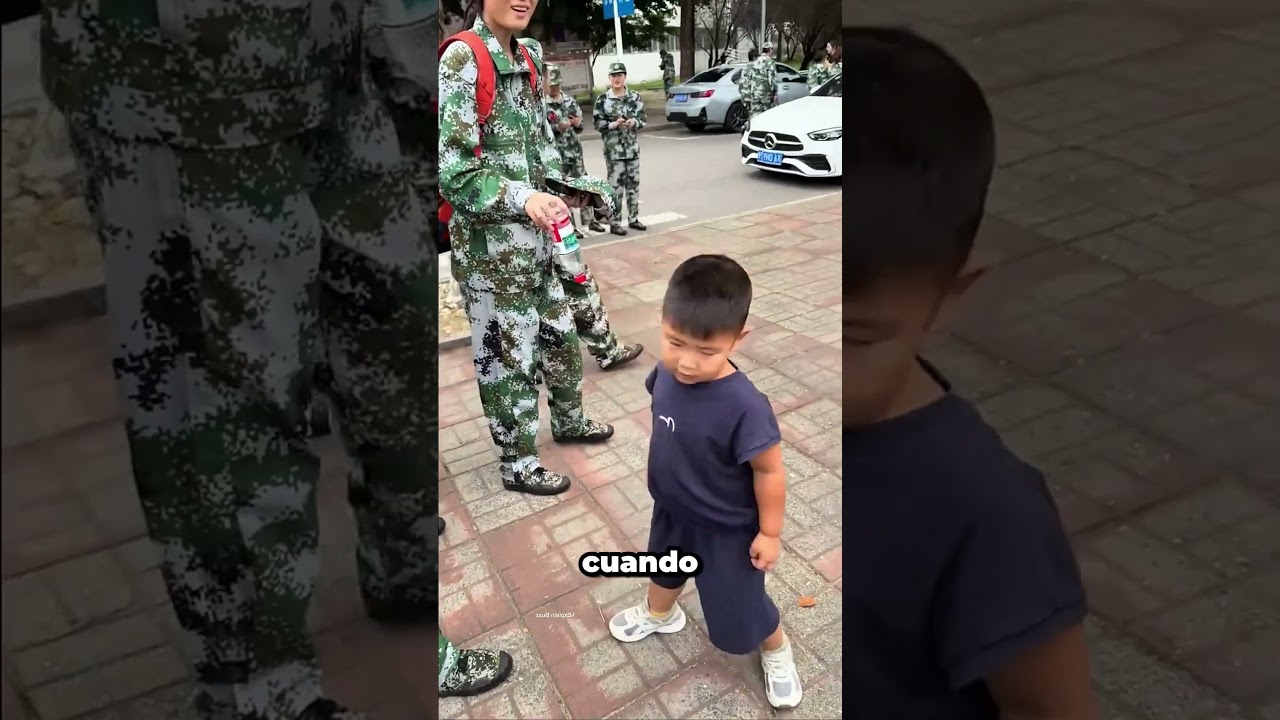 Todos los soldados acudieron a este chico por botellas de agua