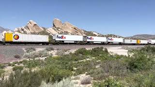 Four Locomotives Elephant Style. BNSF Z Train At The Rocks! Priority UPS Fed Ex Freezing Trailers!
