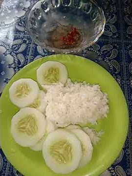 MAKAN NASI PAKE LALAPAN TIMUN || CABE RAWIT CAMPUR GARAM DIKASI AIR #lalapantimun #shorts