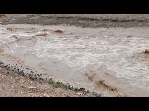 شاهد لحظة وصول السيل بمنطقة مشنتل بلدية بئرمقدم تبسة امطار طوفانية ليوم 02 جوان 2023