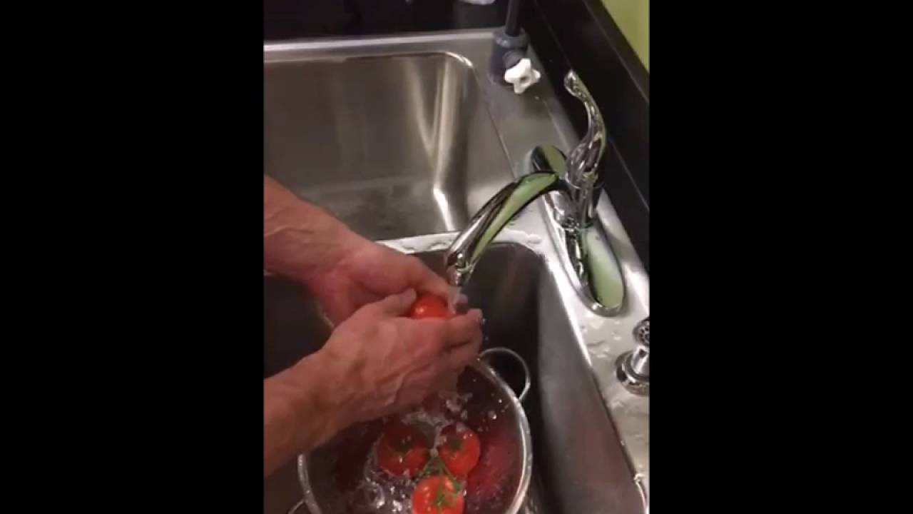 How to Clean Tomatoes