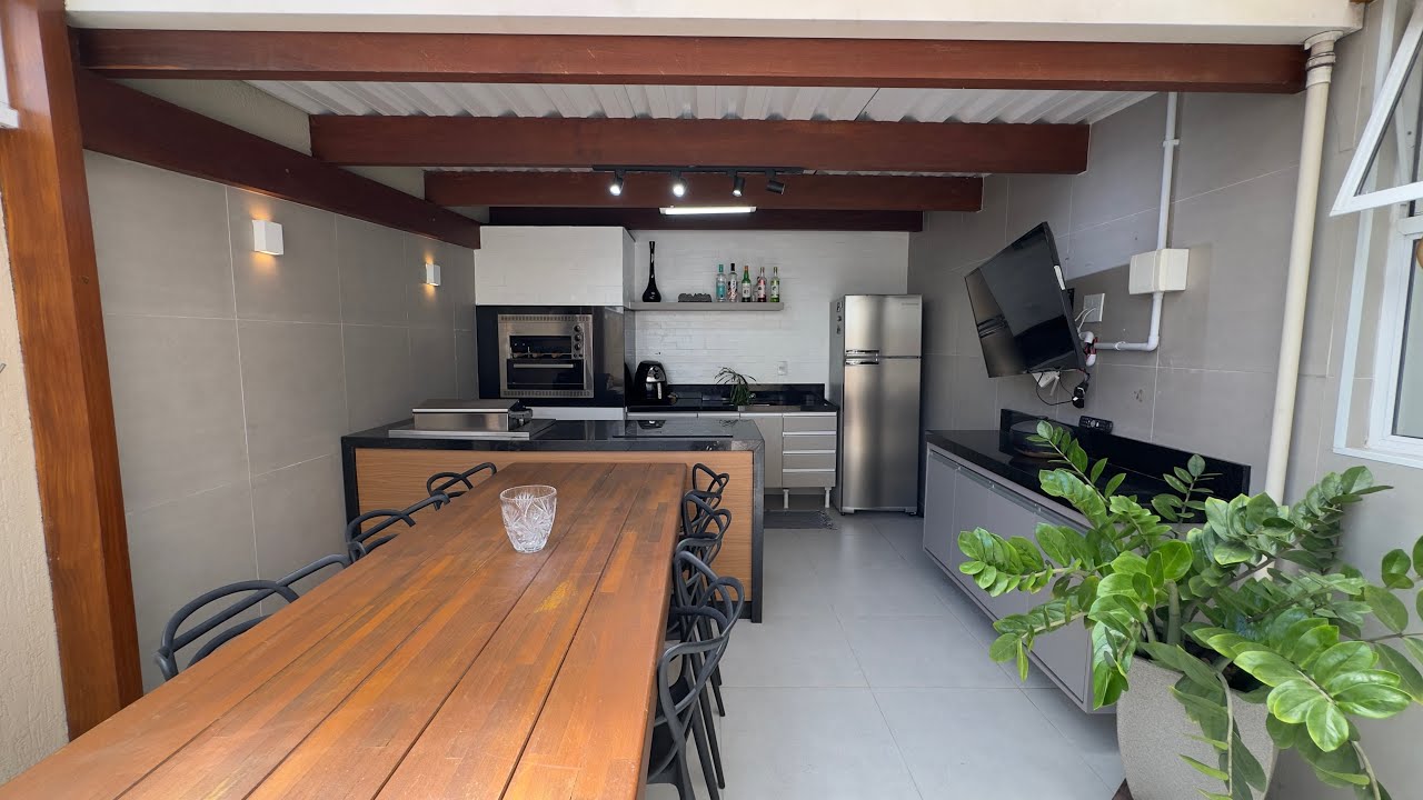 Apartamento na Praia do Morro com 3 quartos, suíte, área lateral com hidromassagem e churrasqueira 